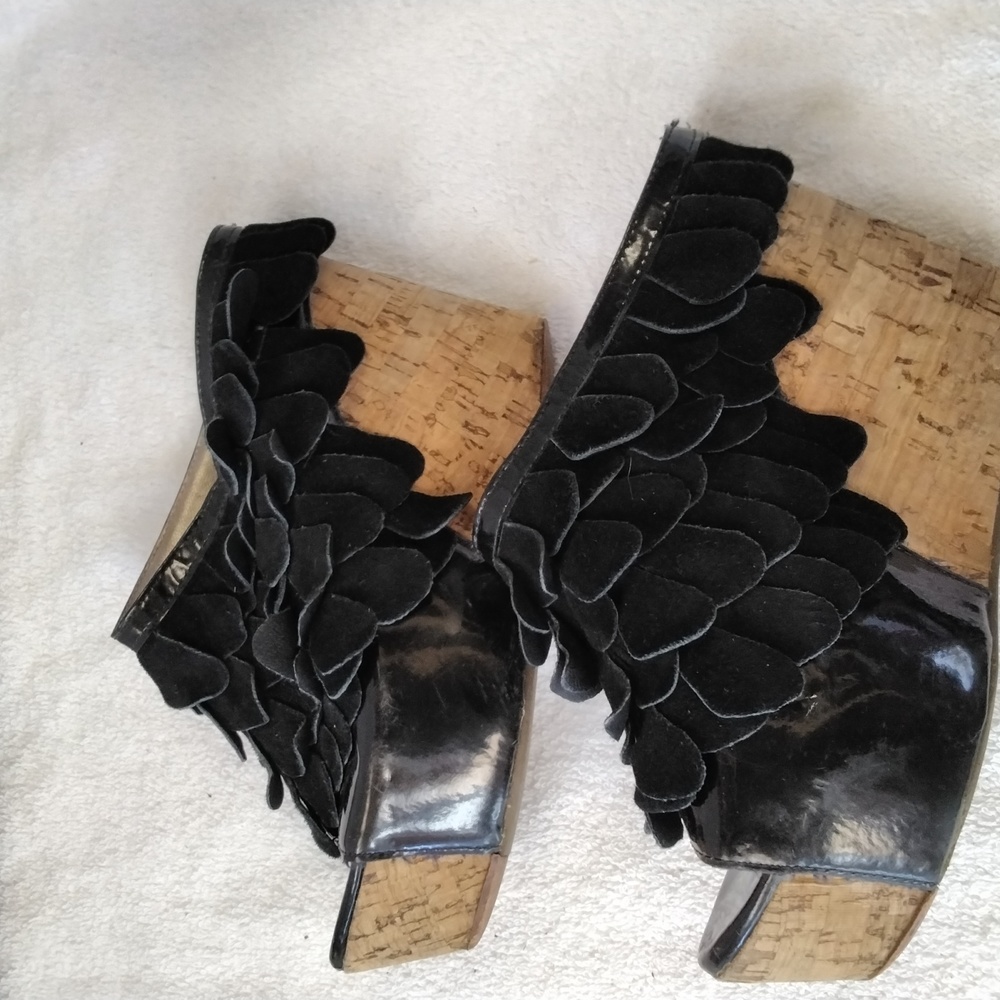 Frilly Wedge - image 3